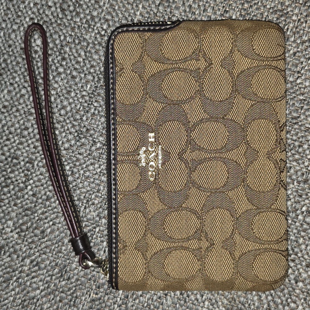 NWT Coach Outline Signature Corner Zip Wristlet - Picture 2 of 16